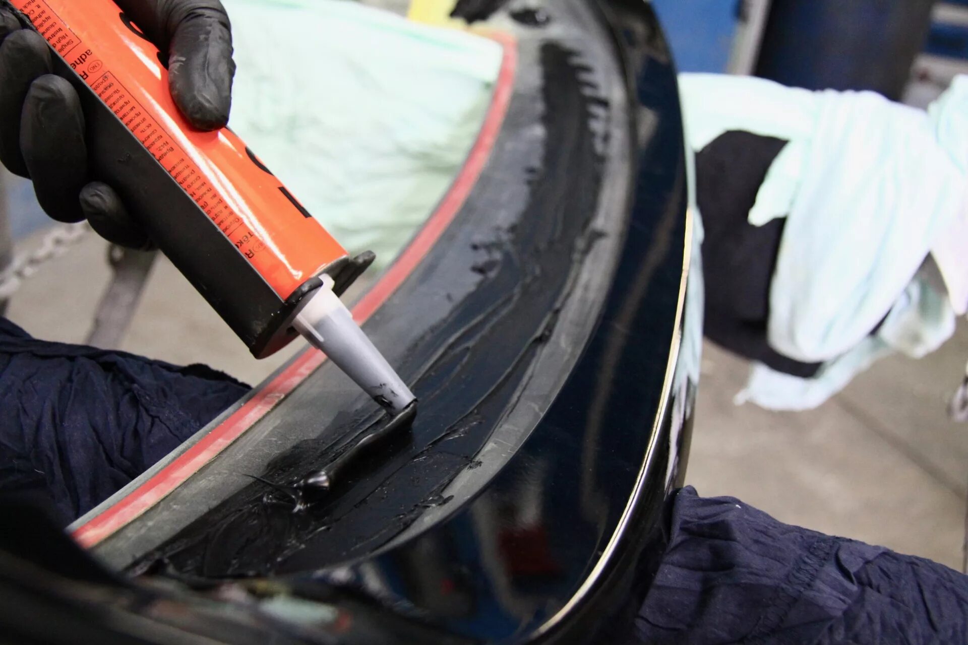 машины под замену. гараж для авторемонта. машина на подъемнике. техобслуживание авто. машины под замену.