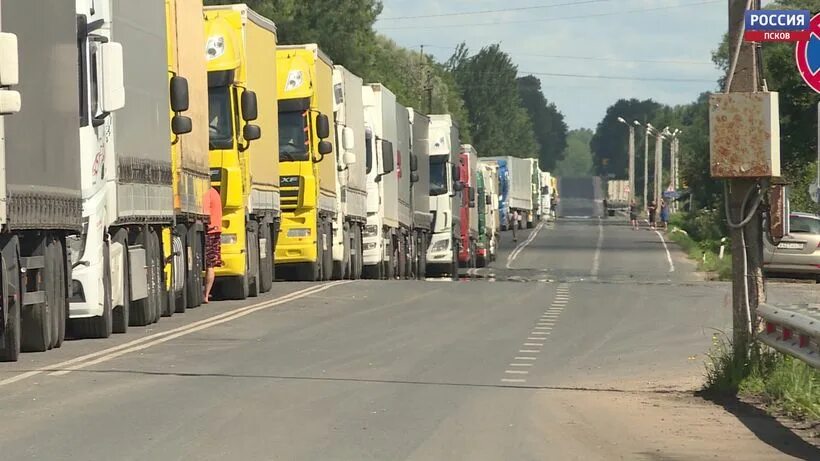 Пробка из грузовиков на границе. Очередь из грузовиков. Европейские дальнобойщики.