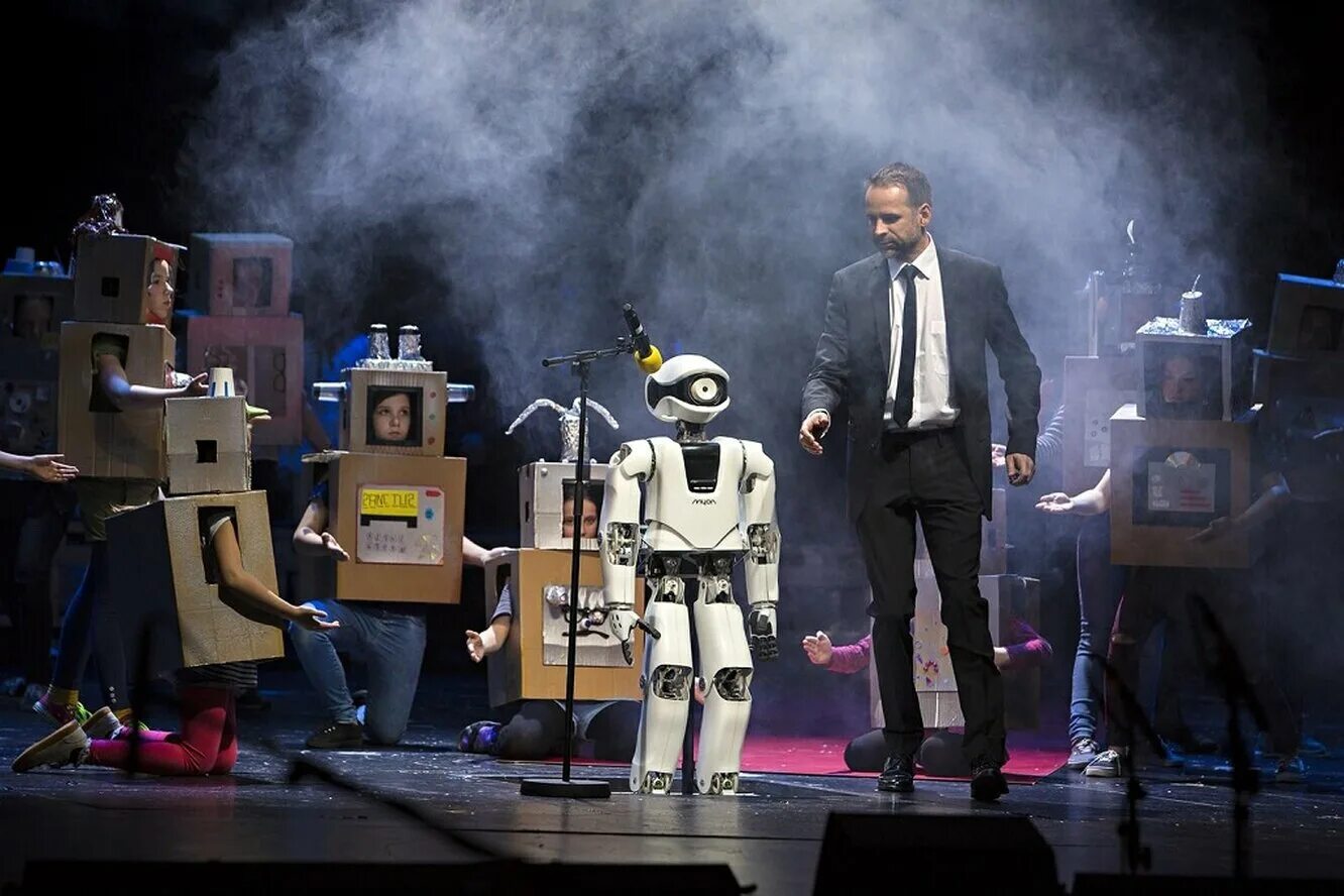 A robot is a special. Театр роботов. Роботы артисты. Роботы в спектаклях. Ою отуктер.