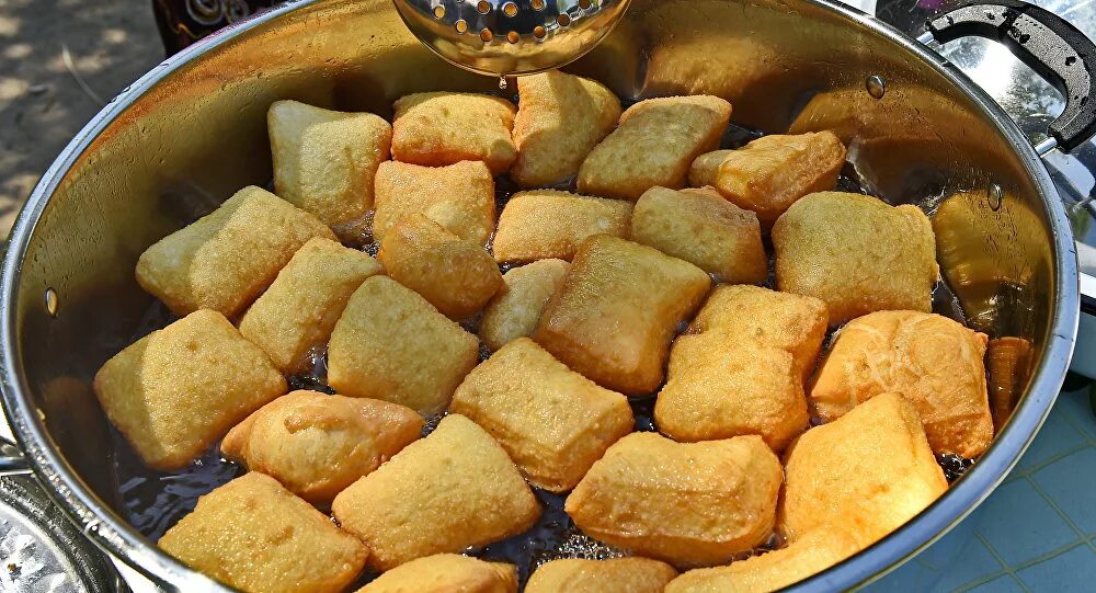 Баурсаки казахские наурыз. Баурсаки на навруз. Национальная кухня казахстана презентация. Казы баурсак. Казахский хлеб баурсаки.