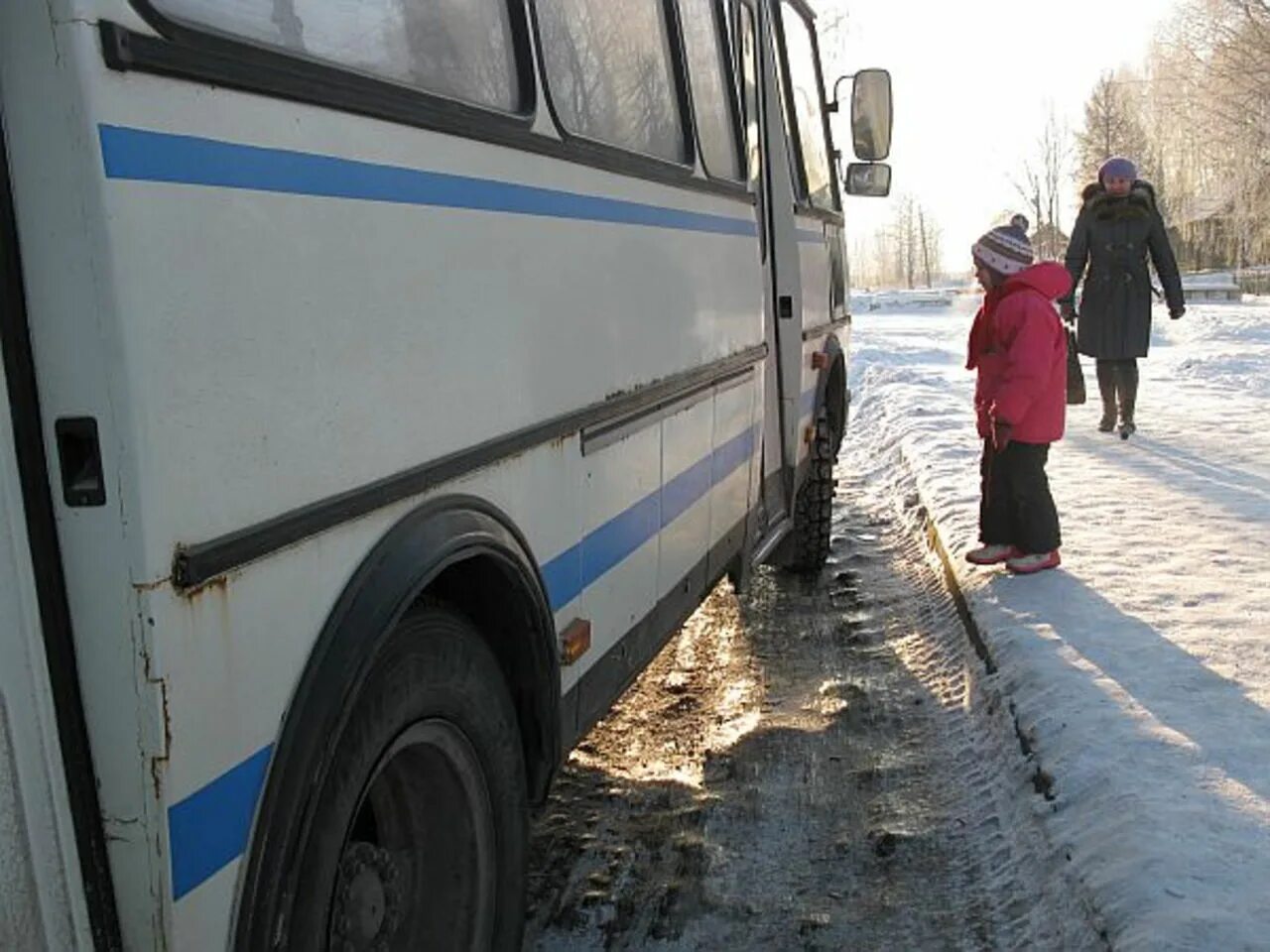 Можно колеса автобус. Колесо автобуса. Девочка попала под автобус. Зимняя резина на автобус ПАЗ.