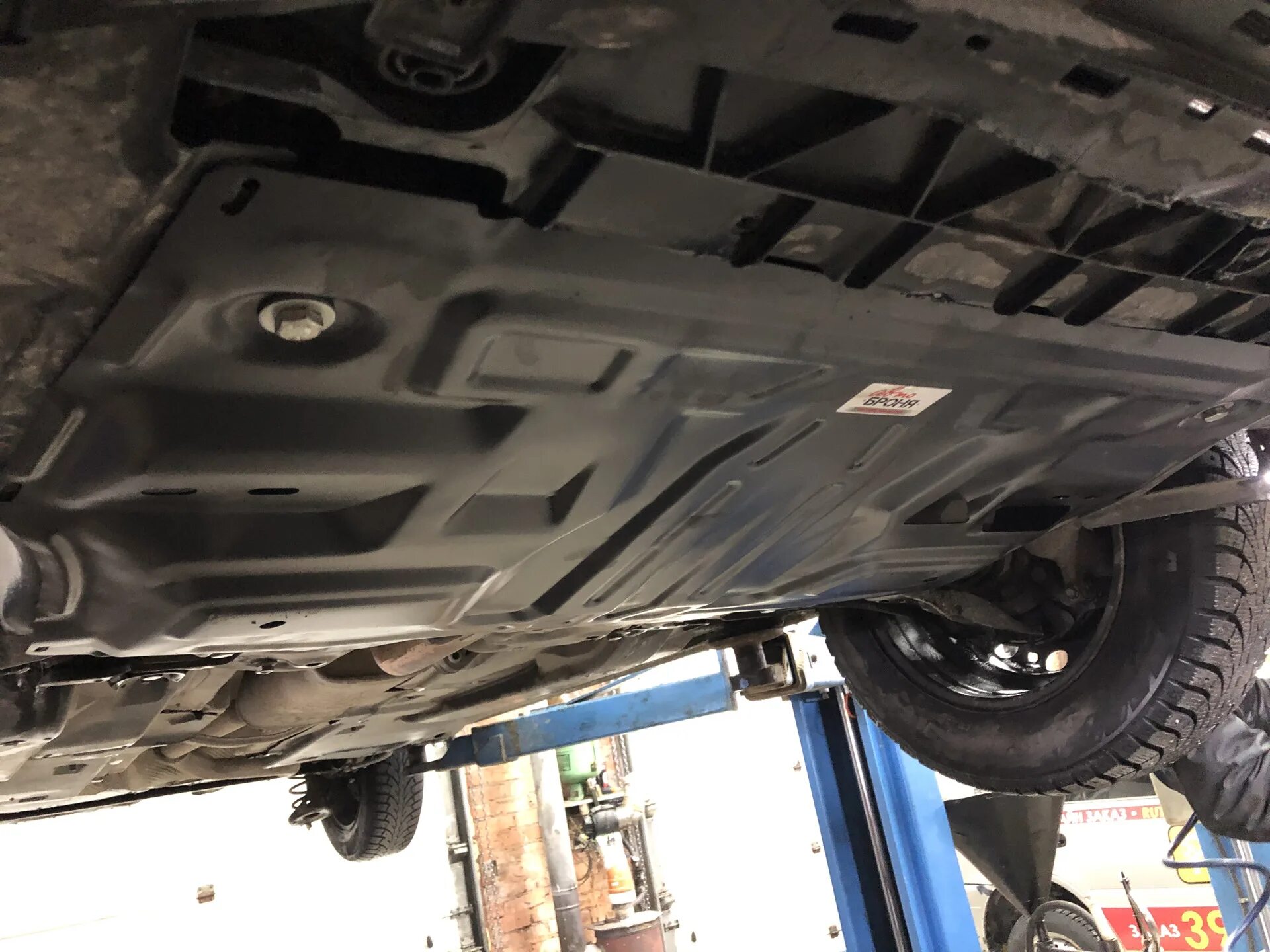 Композитная защита двс форд фокус 3. Автоброня установка. Автоброня установка. Автоброня 111047361. Защита картера нива 21214.