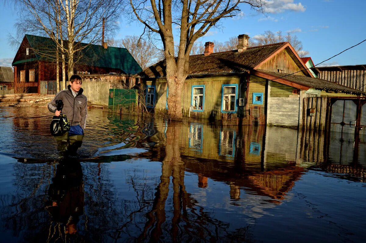 Два затопленных дома. Половодье в деревне. Паводок. Наводнение в деревне. Затопление деревни.