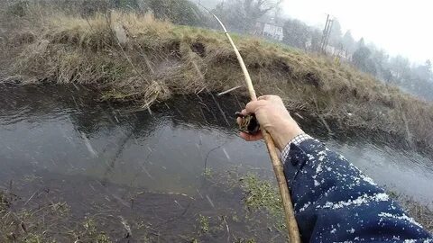 Ловить рыбу в воде руками