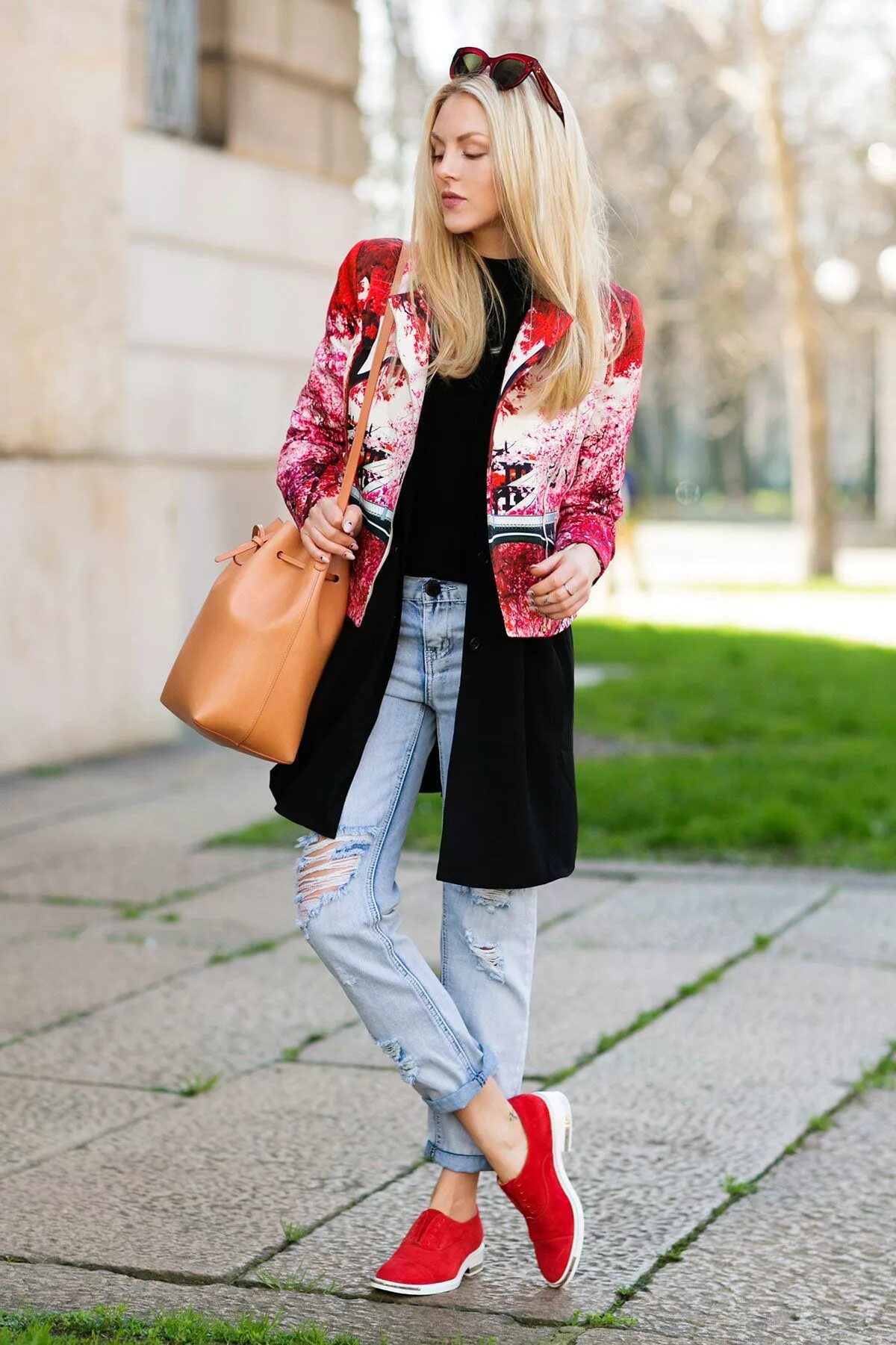 спортивный образ для девушки. красные кроссовки с чем носить. красные кроссовки с чем носить. красные кроссовки с чем носить. образ с красными кроссовками.