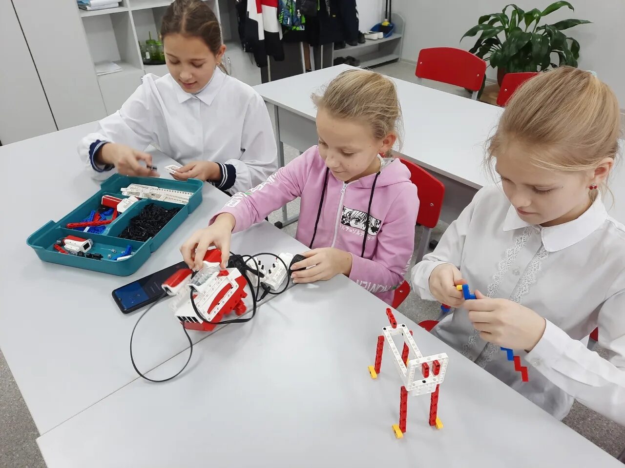Робототехника для детей. Робототехника занятия кружки. Кружки робототехники для детей. Кружок по робототехнике. Что такое робототехника для школьников.