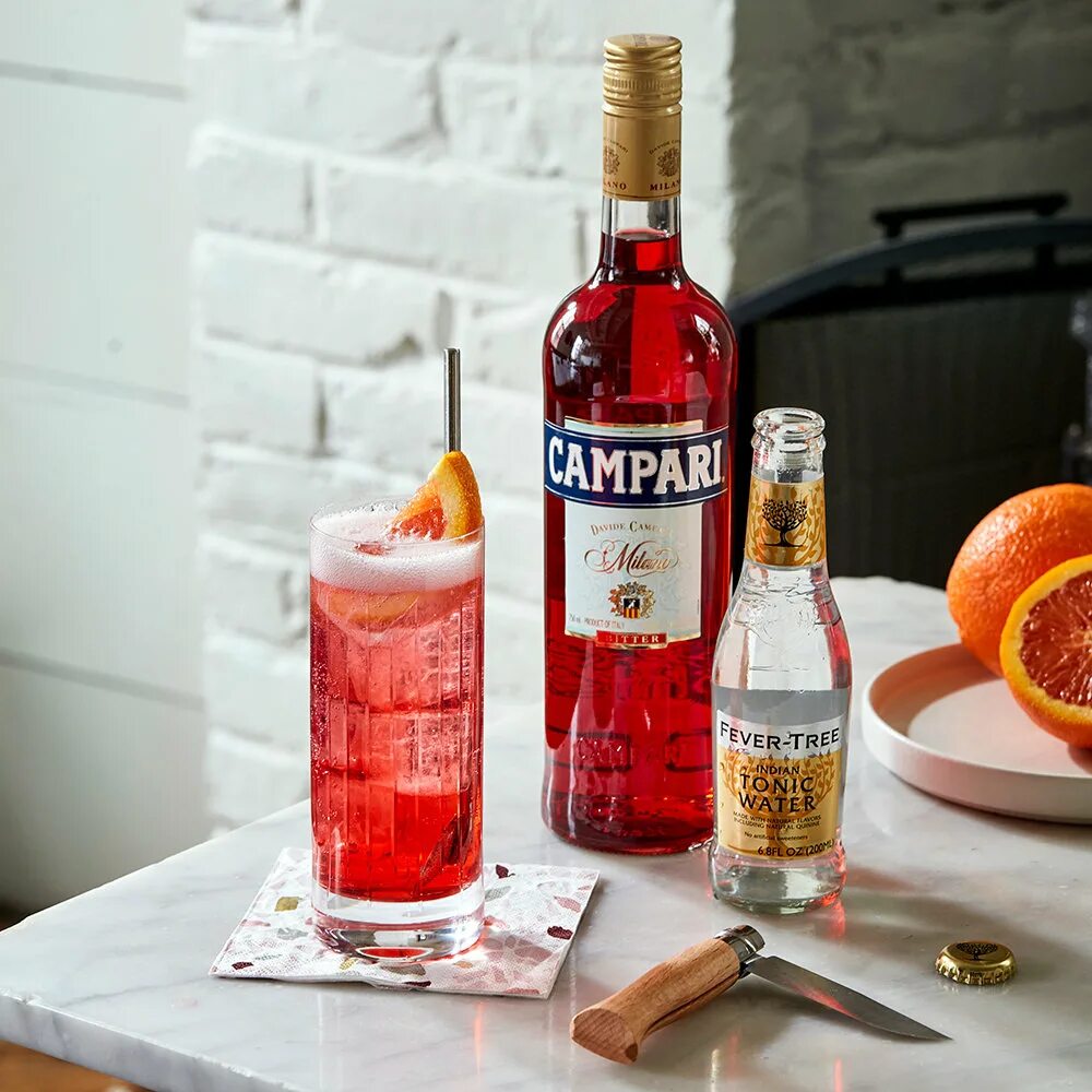 Кампари градус. Campari Tonic. Кампари тоник коктейль. Аперитив. Аперитив алкоголь.