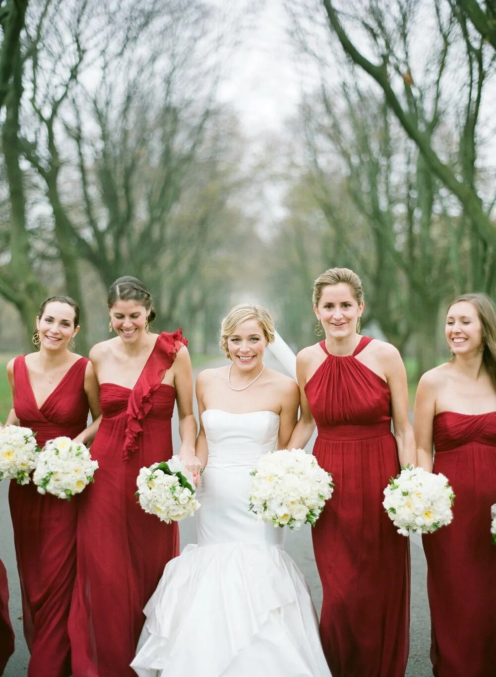 Цвет свадьбы фото. Платье подружки невесты. Платье на свадьбу к подруге. Цвет платьев подружек невесты. Подружки невесты в Красном.