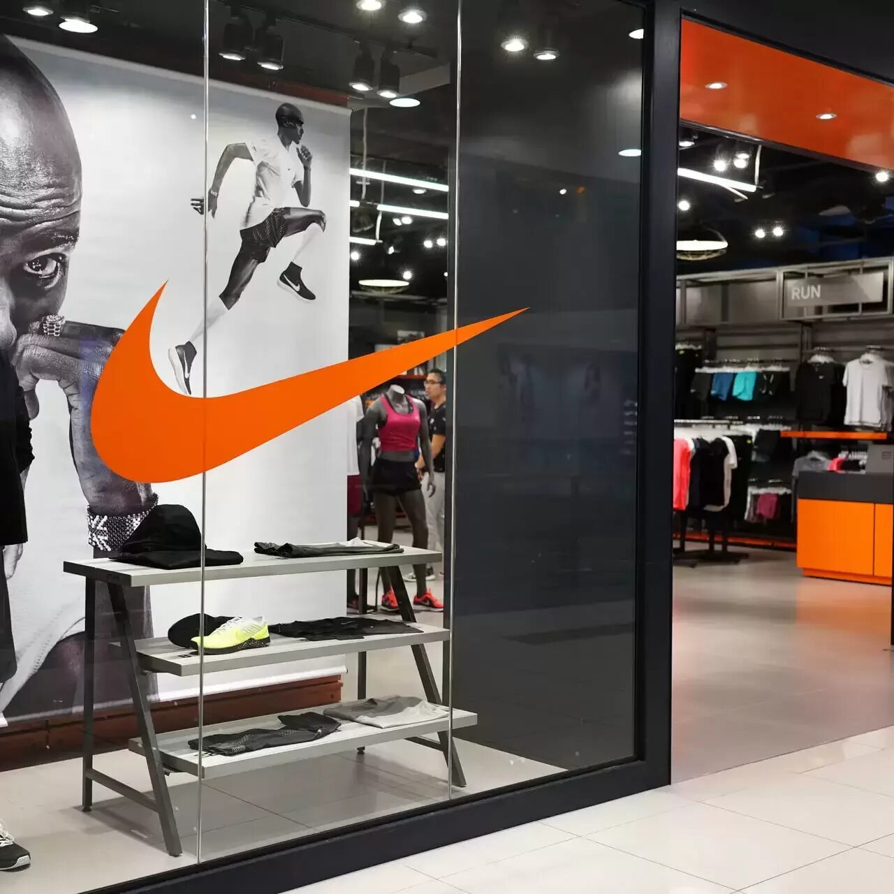 Город найка. Компани Nike. Nike Magazin Turkiya. Nike shop. Фирменный магазин найк.