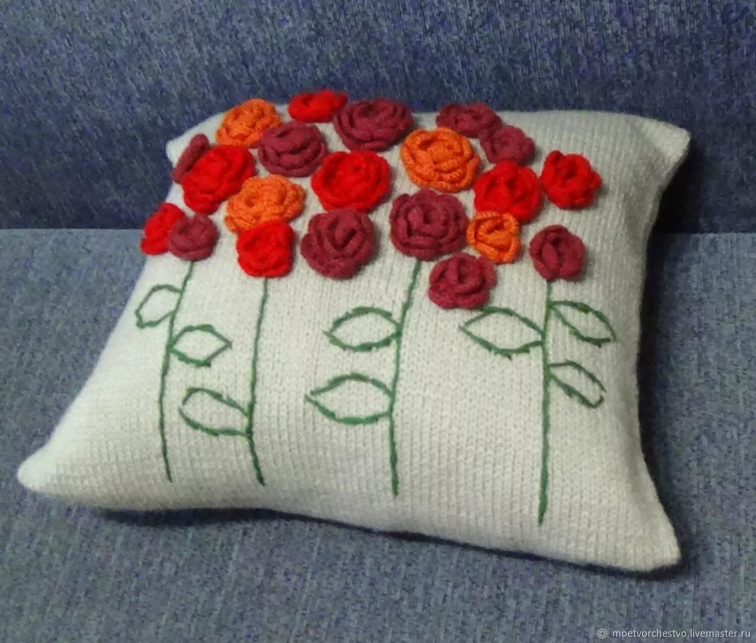 Купить подушки в барнауле. Декоративная подушка цветок. Подушка цветочек. Букет на подушке. Декоративные подушки с цветами.
