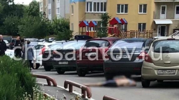 Мужчина в Саратове выпал с 10 этажа. Выпал парень из окна Саратов. Мужчина выпал из окна Саратов сегодня. ЧП Саратов выпал из окна на огородной улице фото.