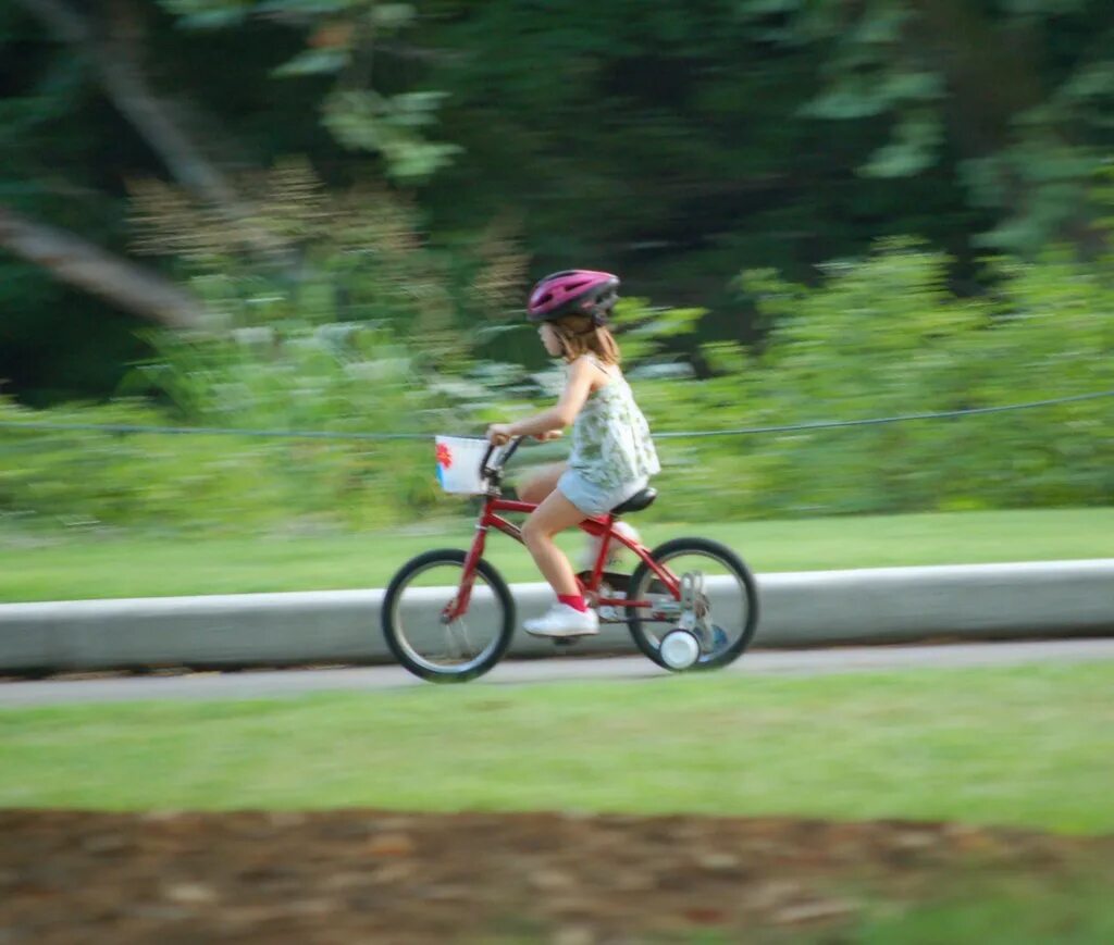 Девочки на велосипеде маленькие в шлемах. 2 Летняя девочка на велосипеде. 12 Летняя девочка на велосипеде. Коза на велосипеде.