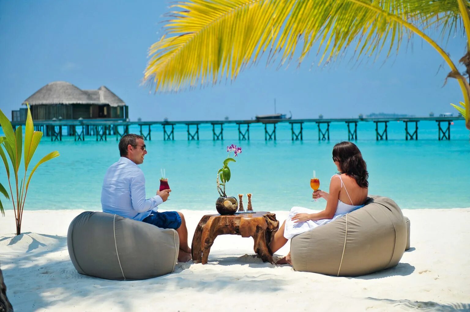 Отдыхающие в хороших странах. Туризм пляж. Пляжи за границей. Мальдивы отдыхает. Семья на Мальдивах.