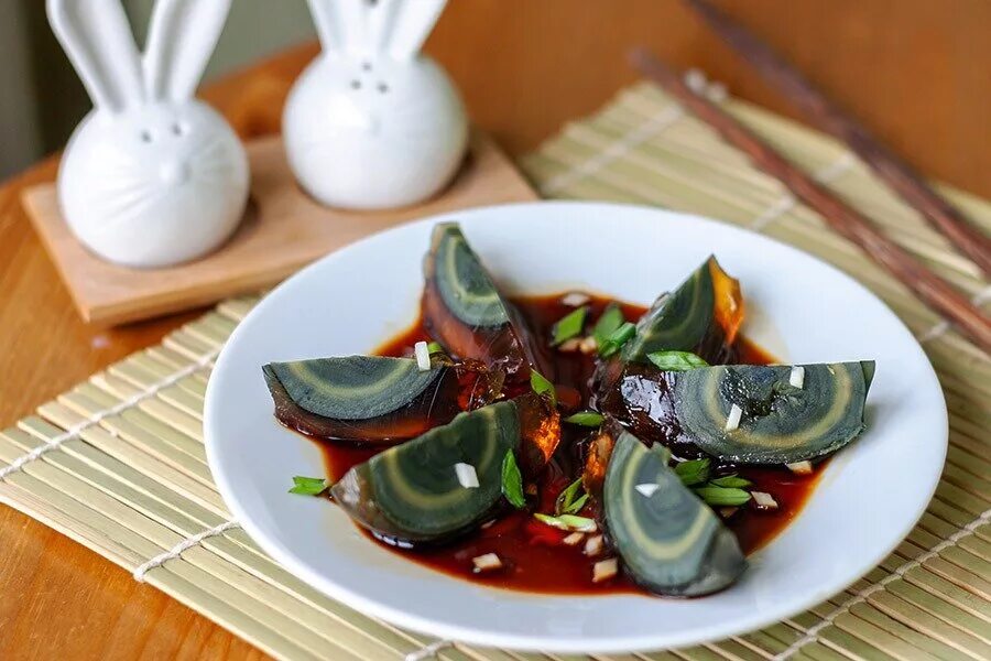 Ферментированные утиные яйца китайские. Утиные яйца китайский деликатес. Китайское яйцо деликатес. Столетние яйца китайский деликатес. Утиные яйца китайский деликатес.