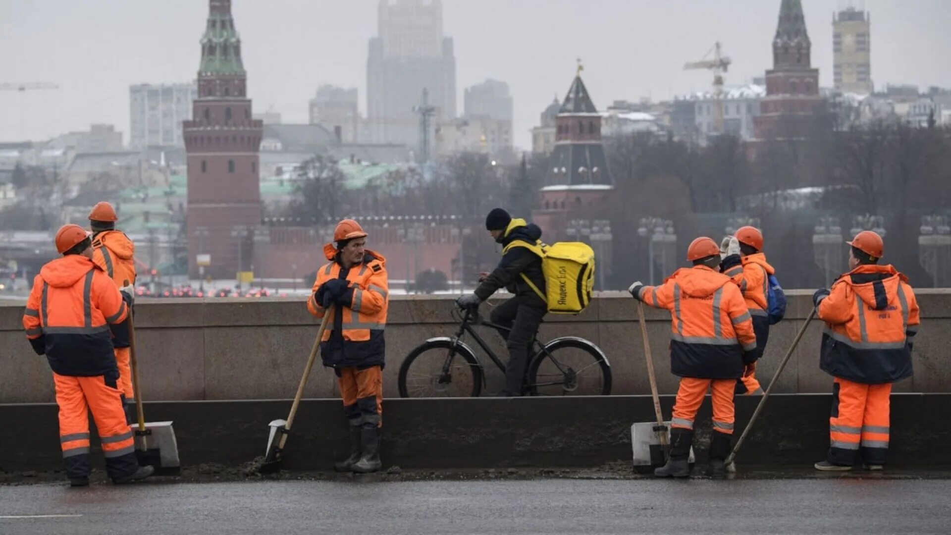 Мигранты массово уезжают из россии. Гастарбайтеры в Москве. Трудовые мигранты в России. Мигранты в Москве. Мигранты в ЖКХ.