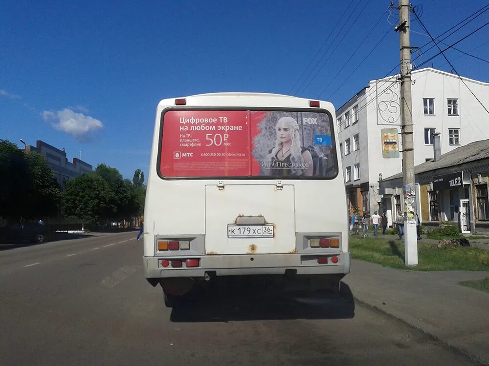 Наклейка на заднее стекло автобуса. Реклама на заднем стекле автобуса. Стекло заднее автобус ПАЗ. Реклама на заднем стекле маршрутки. Стекло автобуса паз