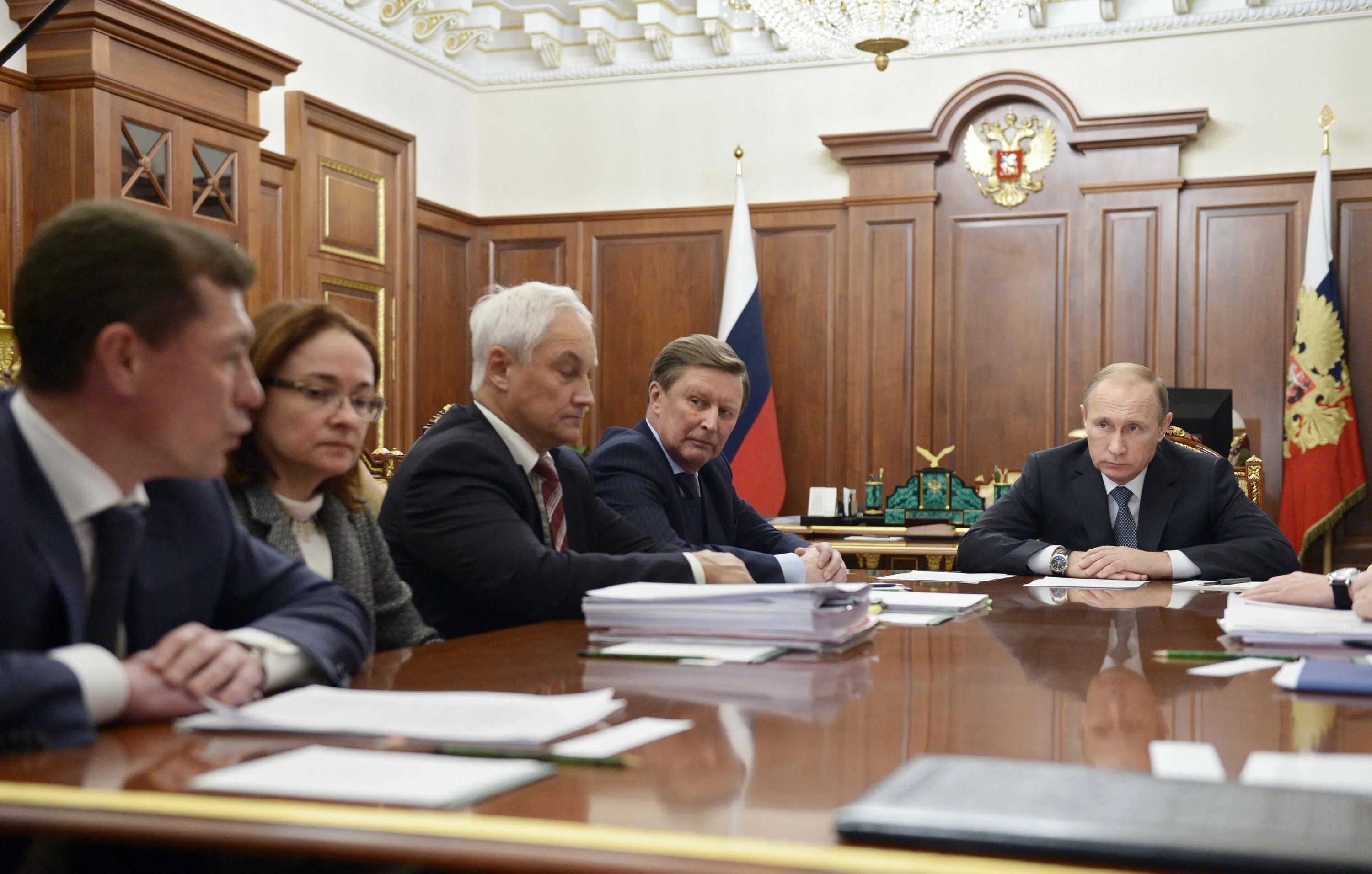 Совещание с членами правительства. Заседание кабинета министров и Путина. Заседание членов правительства.