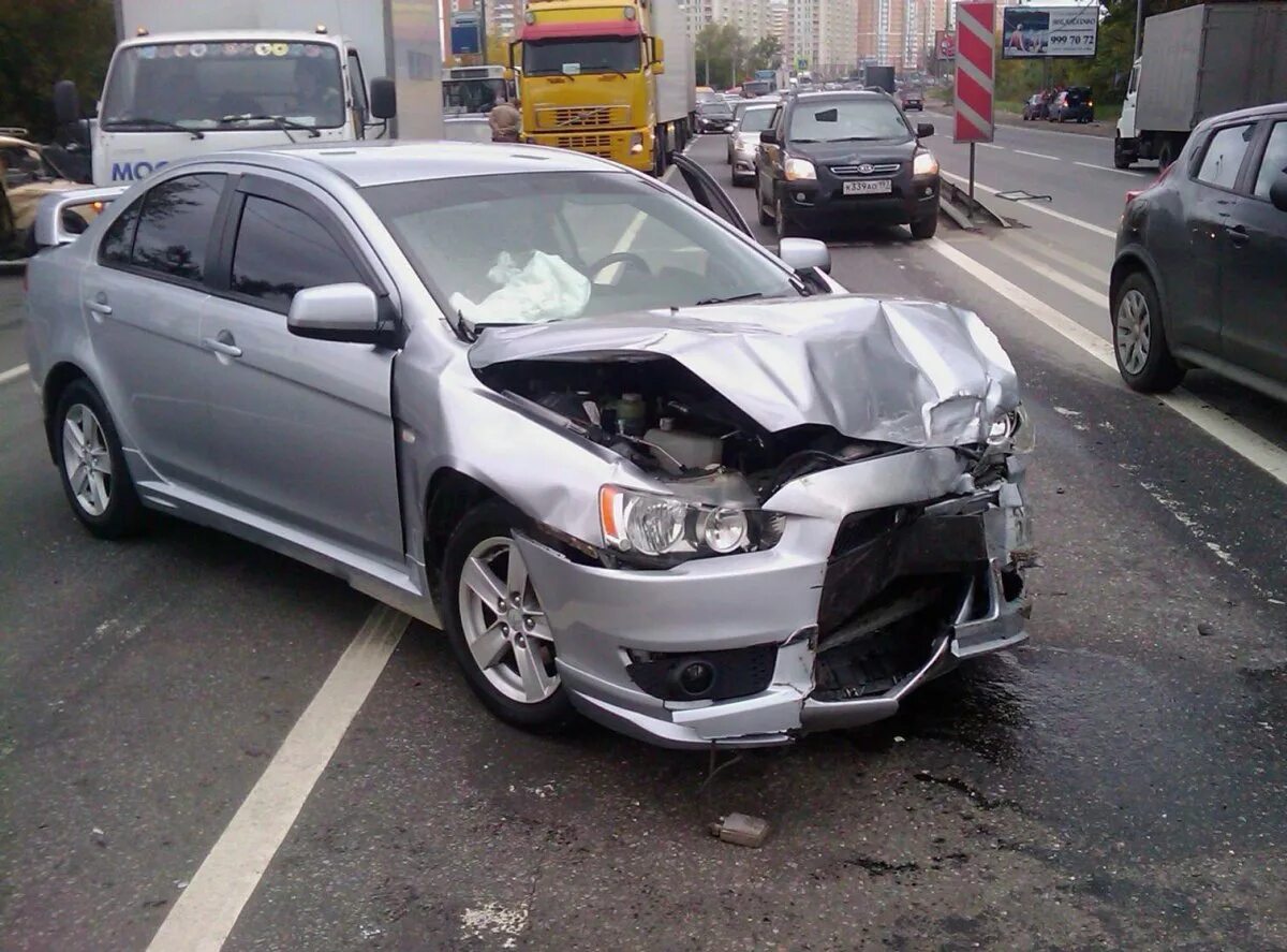 Нужна разбитая машина. Разбитый Митсубиси Лансер 10. Mitsubishi Lancer 10 битый. Битый Митсубиси Лансер 10. Mitsubishi Lancer 10 битый белый.