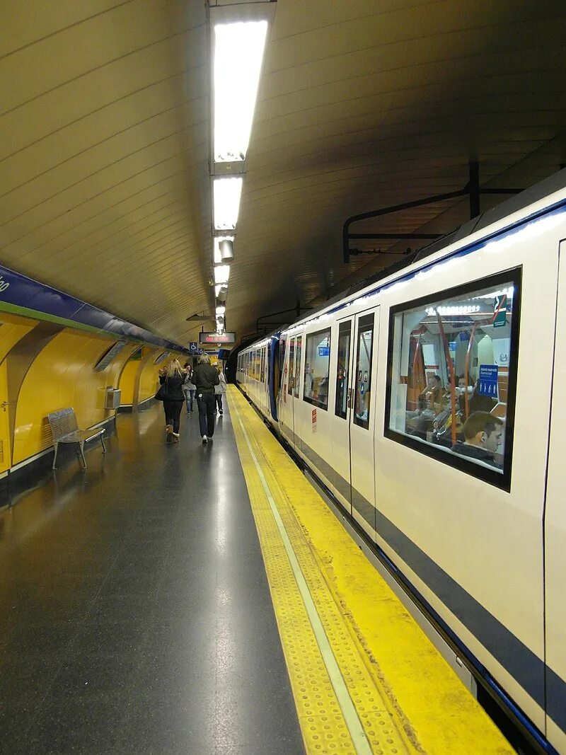 Кольцевая линия метро мадрид. Метро Мадрида. Метро Каллао Мадрид. Метро в Испании. Мадридский метрополитен станции.