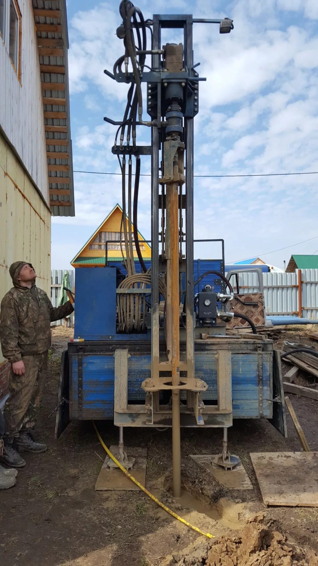 На сколько бурят скважину на воду. БИИКС бурение скважин. Нептун бурение скважин. Бурение скважин под воду. Бурение колодцев.