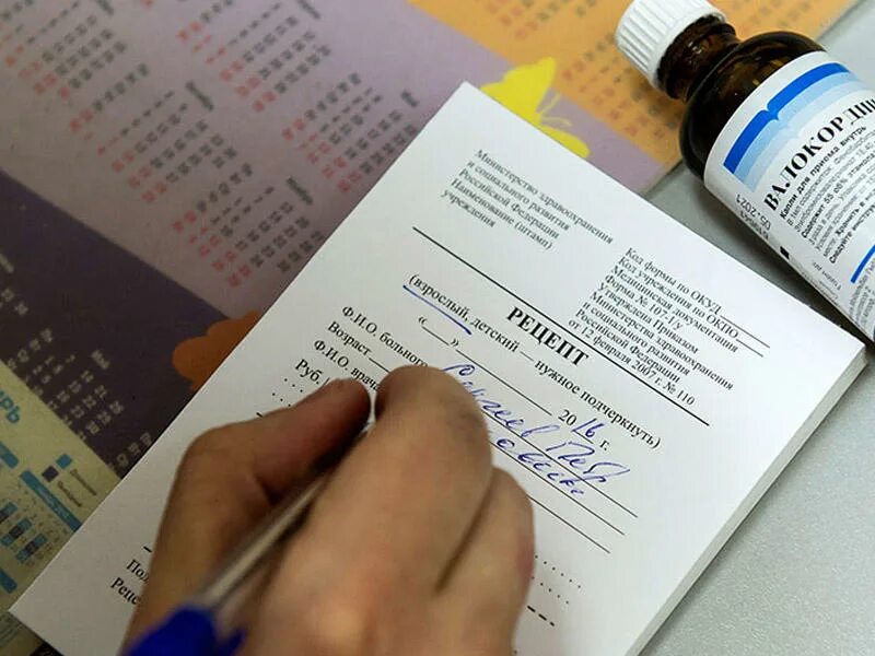 лекарства по рецепту. лекарства по рецепту. фармацевт таблетки. по рецепту на лекарственный препарат. хранение препаратов в аптеке.