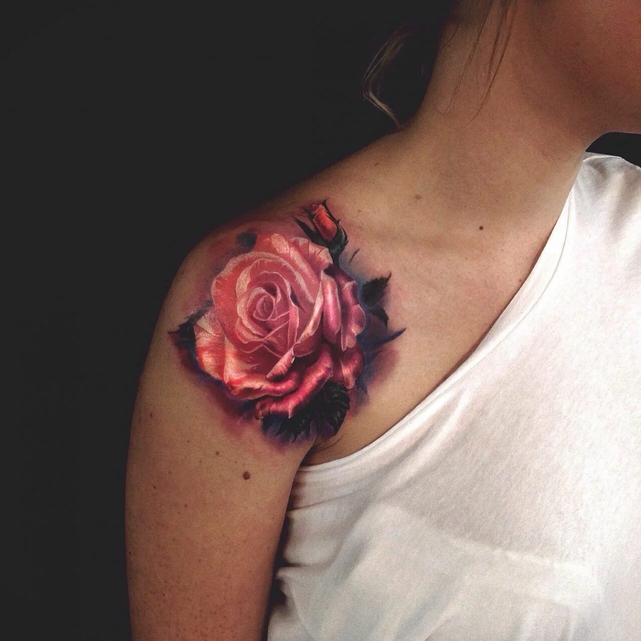 Женские тату розы. Тату розы на руке у девушек. Тату розы на плече.