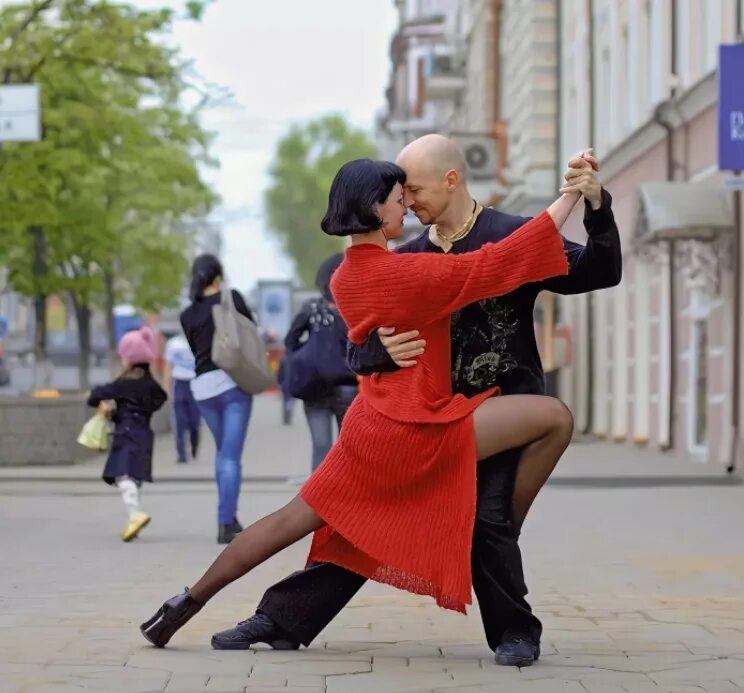 Где танцуют танго. Аргентинское танго. Аргентинское танго на улице. Танцующая пара на улице. Танцы в Италии на улице.