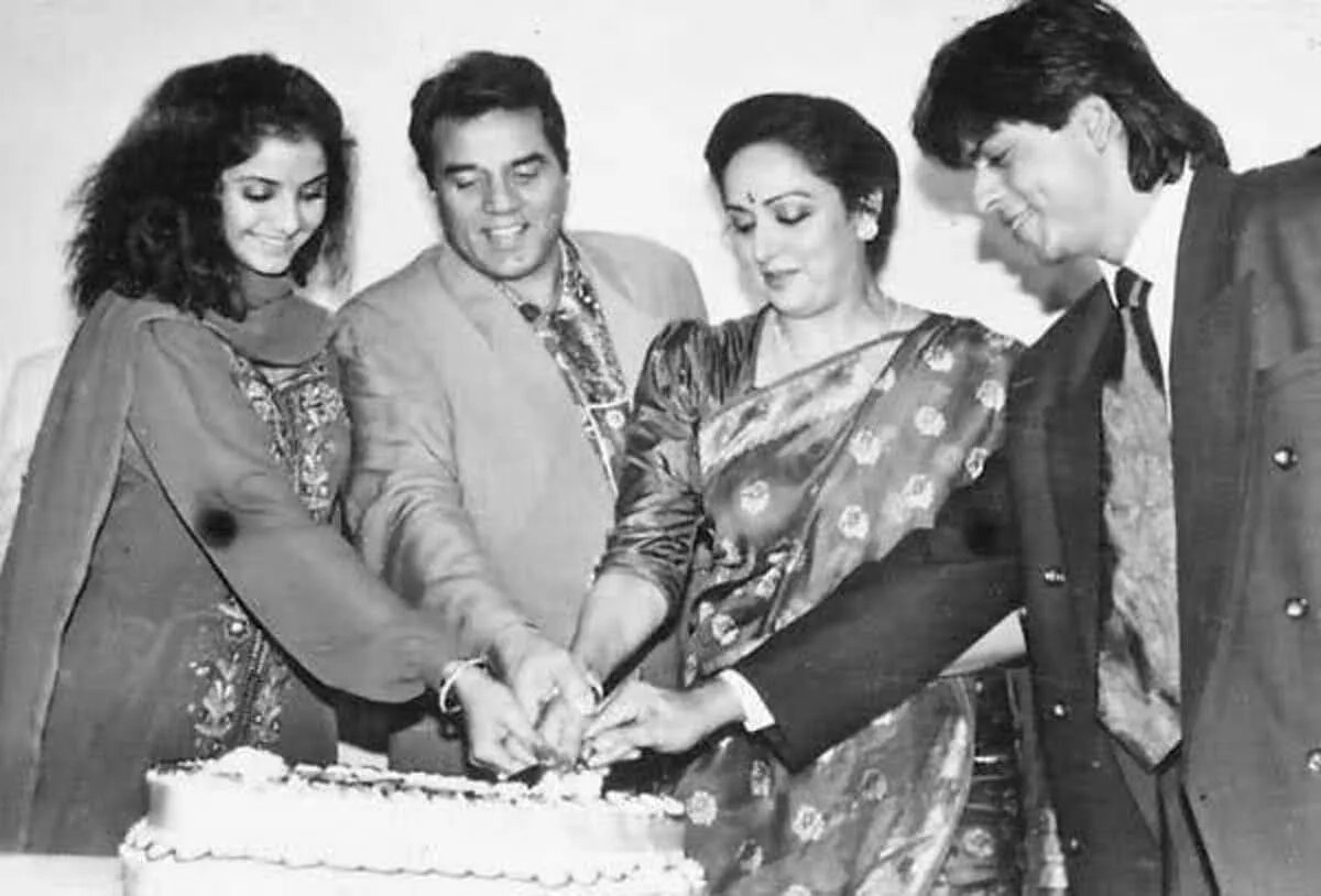 Дхармендра и хема. Хемма малина и ханмендра. Дети дхармендры и хемы малини. Хема малини и дхармендра в молодости. Малини дхармендра.