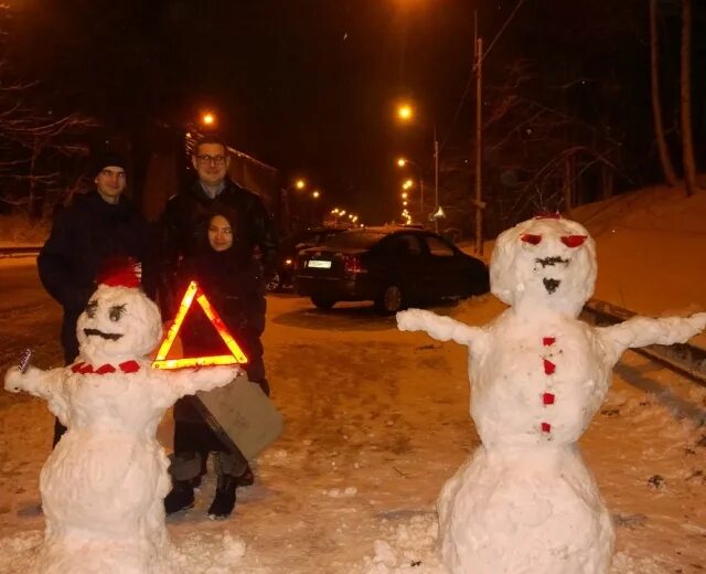 В ожидании приезда. Снеговик ДПС. Снеговики на дороге при аварии. Пока Снеговик.