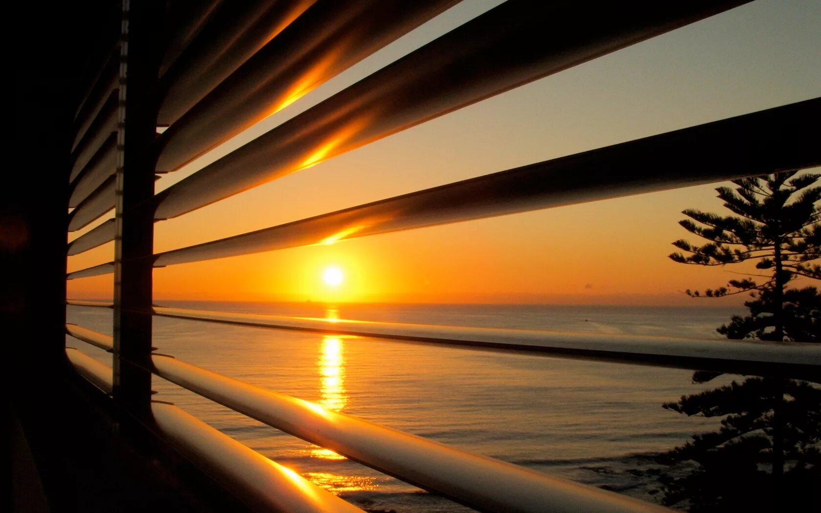 Закат. Лучи солнца. Рассвет на море. Закат с балкона.