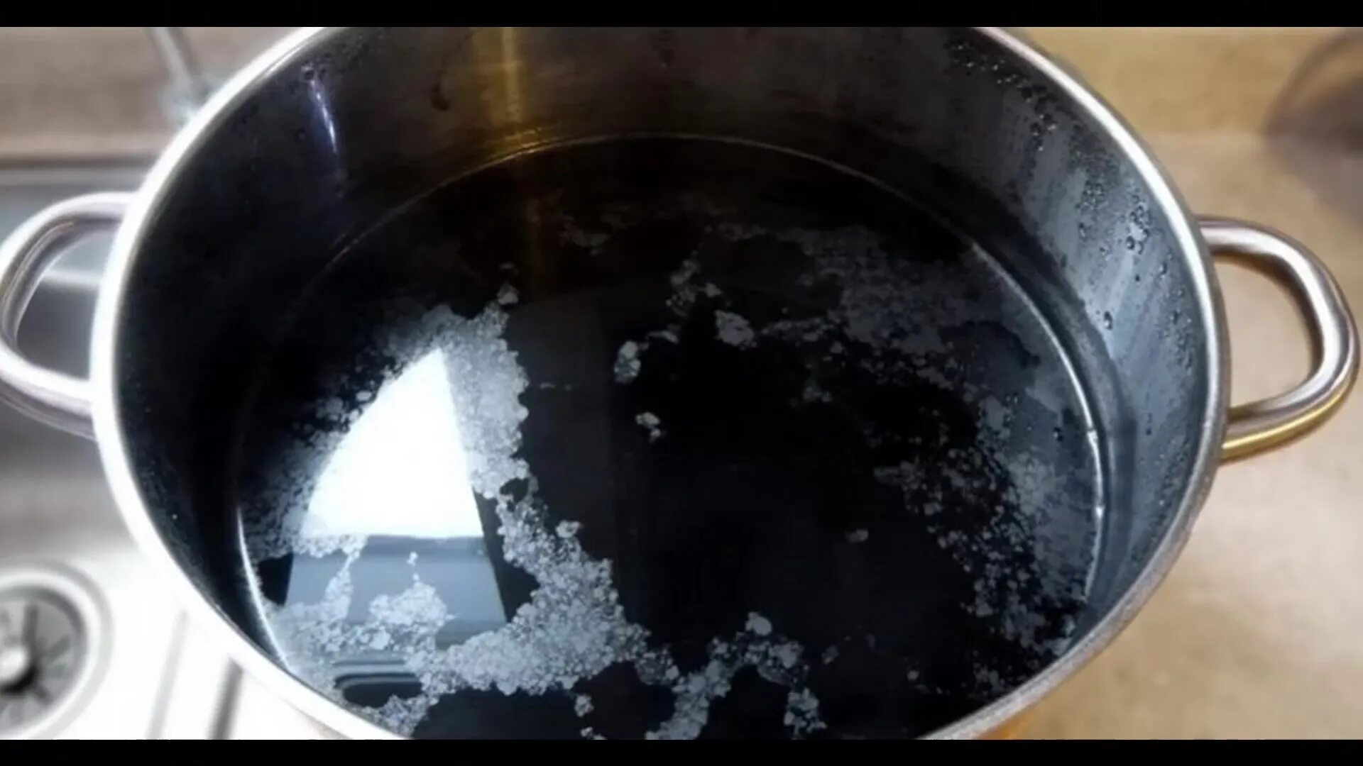 Нагар на кастрюле из нержавейки. Пригоревшая кастрюля из нержавейки. Грязная кастрюля. Перегрел кастрюлю из нержавейки. Кастрюля нержавейка потемнела внутри.