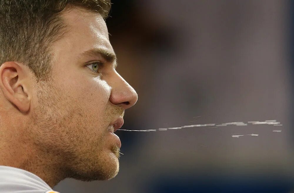 плюю в лицо парню