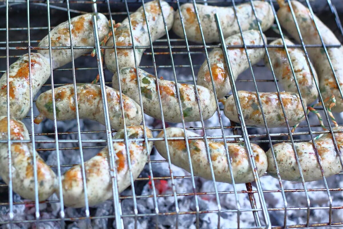 Купаты на костре сколько. Купаты. купаты куриные. купаты в грузии. купаты на гриле.