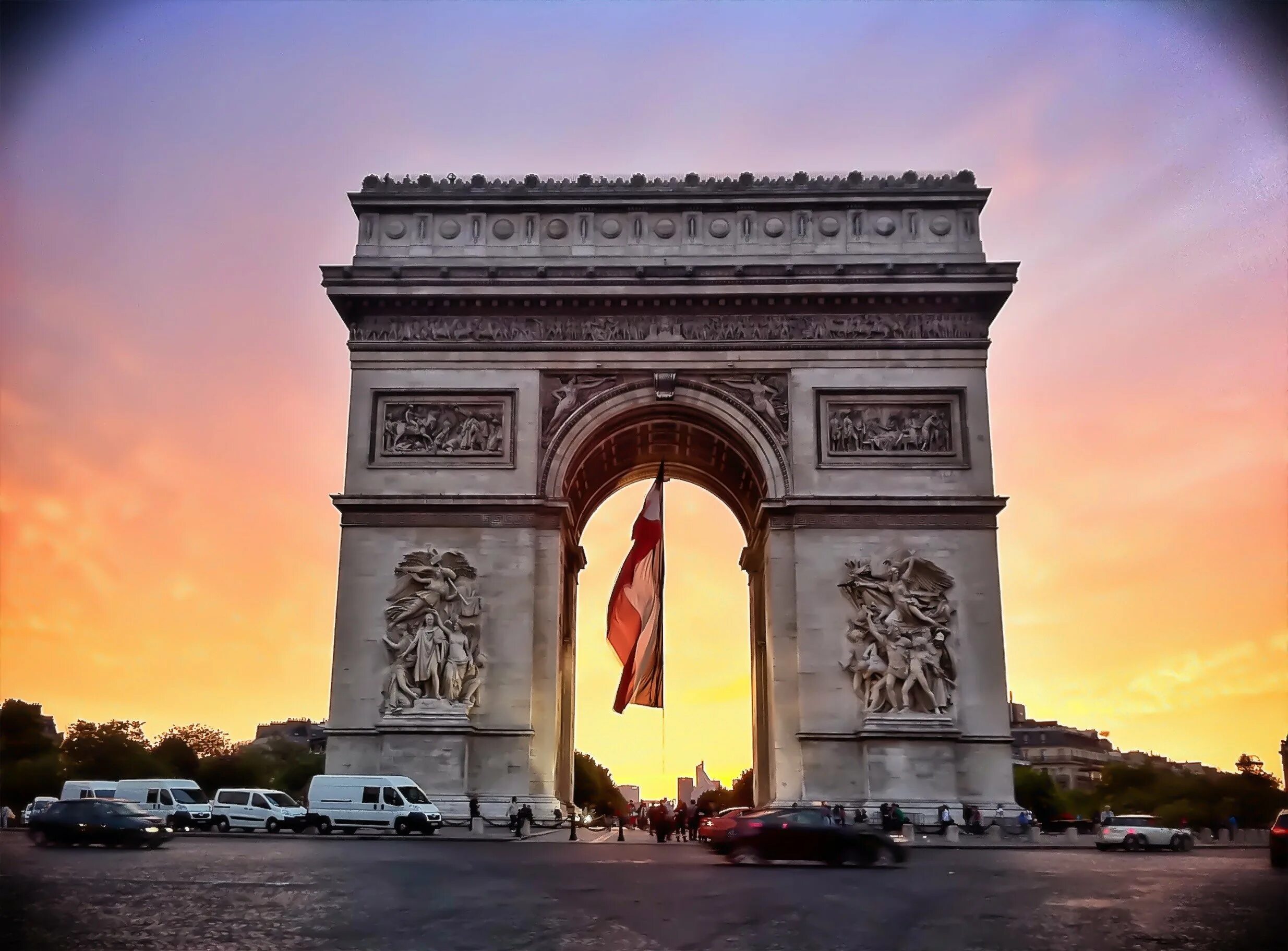 Триумфальная аркапариже. Триумфальная ака Париж. Триумфаотная аркамв Париже. Триумфальная арка Париж достопримечательности Парижа.