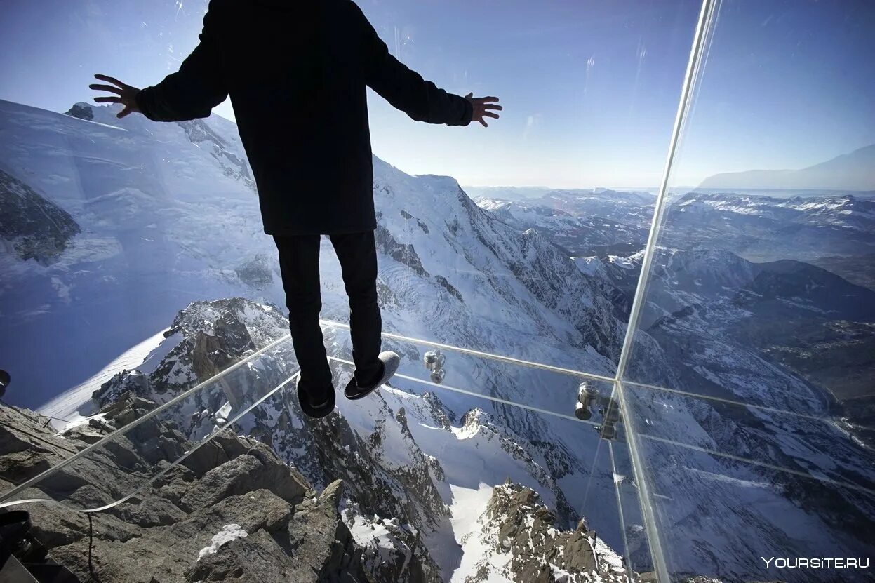 Смотровая площадка на вершине Эгюий-дю-миди. Смотровая площадка на aiguille du Midi в Альпах.. Монблан гора смотровая площадка. «Шаг в пустоту» — смотровая площадка над пропастью Альп. Heights social