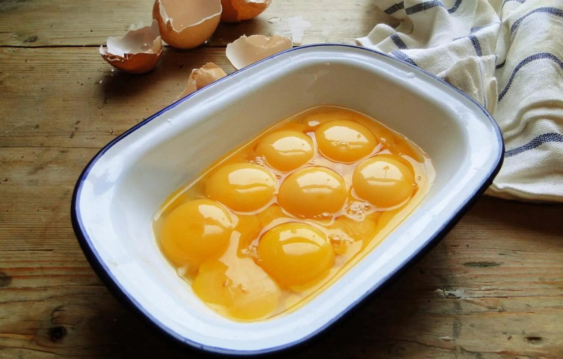 Желток яйца. Красивый желток. Яичные белки. Желток фото.