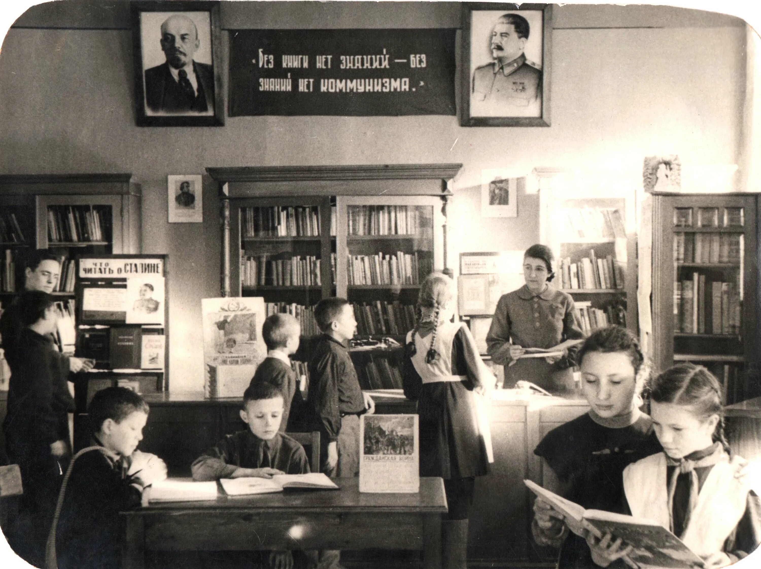 Современная библиотека в школе. Library studying area. Библиотека в школе. Интерьер школьной библиотеки. Современная библиотека в школе интерьер.