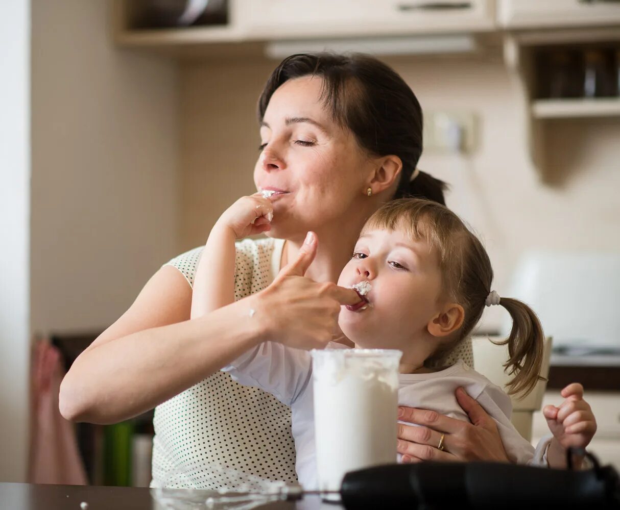 Поцелуй дочери. Mother. Мом son kiss. Мама взбила девочку. Mom + дочь.
