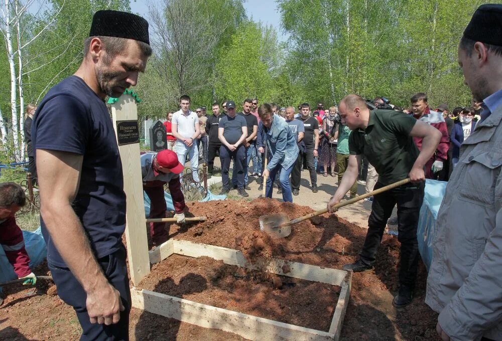 Казань школа сколько погибших. Гимназия 175 Казань похороны. Похороны погибших в Казани в школе. Могилы погибших в Казанской школе.