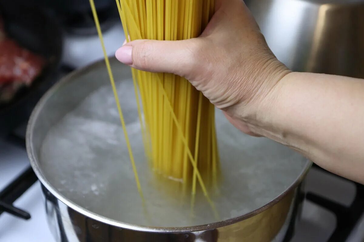 Как сварить спагетти. Отваренные макароны. Готовка макарон. Кастрюля для спагетти. Макароны варятся.