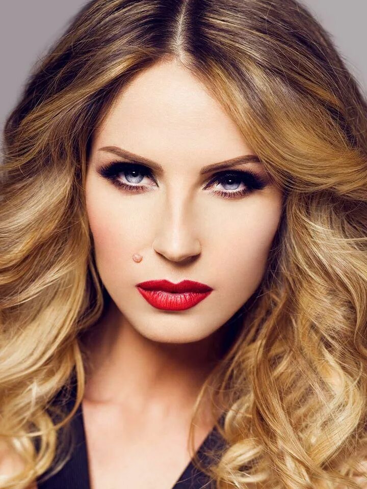 Андреа бэникэ. Ана виолета бэникэ. Андреа баника. Andreea banica фото. Румынская певица андреа.