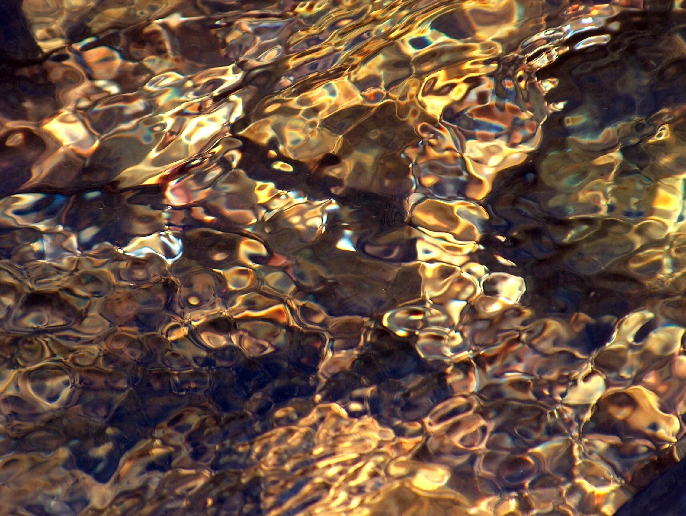 Сколько золота в воде. Золото в воде. Золотая текстура. Золото фактура. Зеркальное золото.