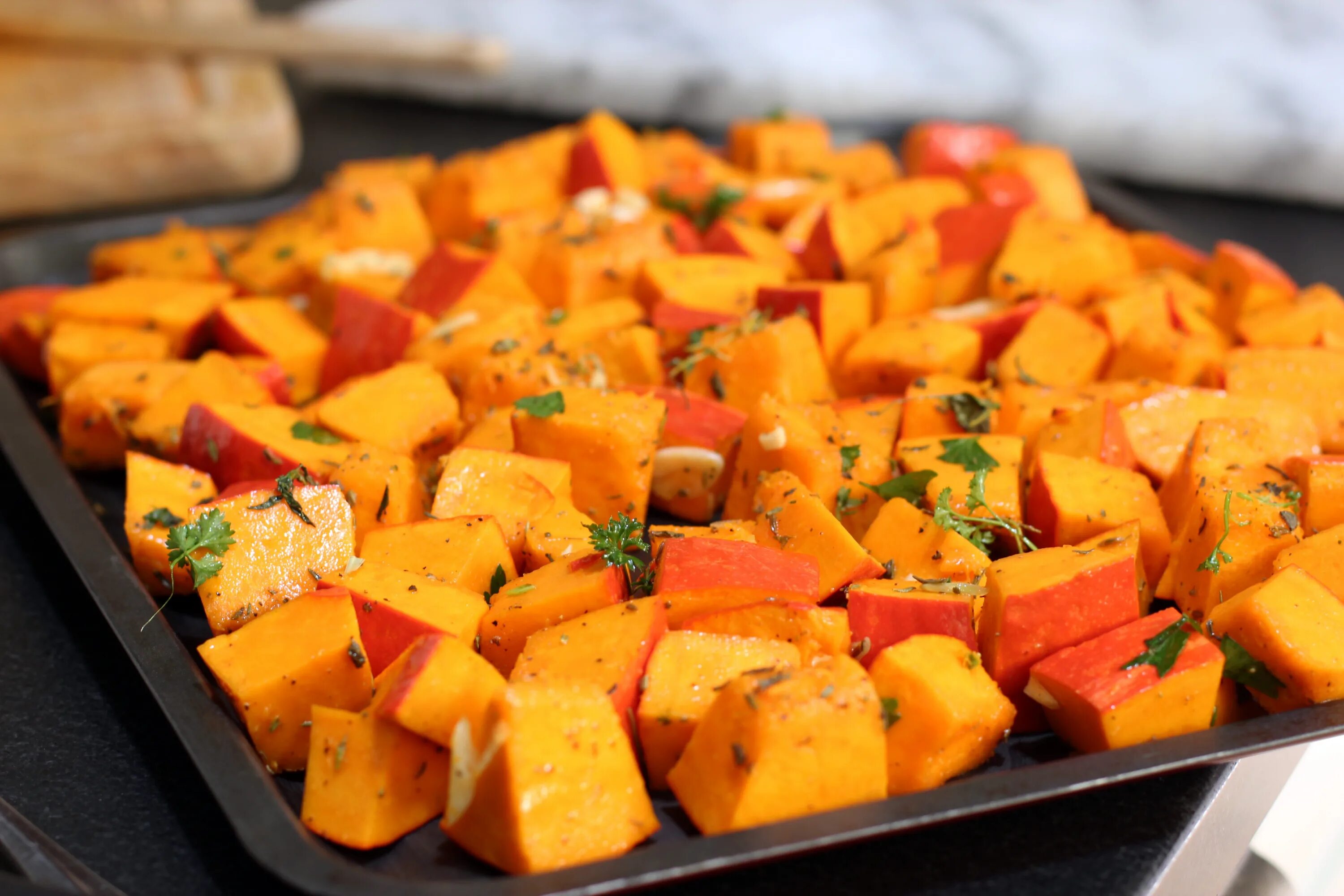 Тыква запеченная половинкой. Тыква в духовке кусочками. Печеная тыква. Запеченные ломтики тыквы. Тыква в духовке кусочками на противне.