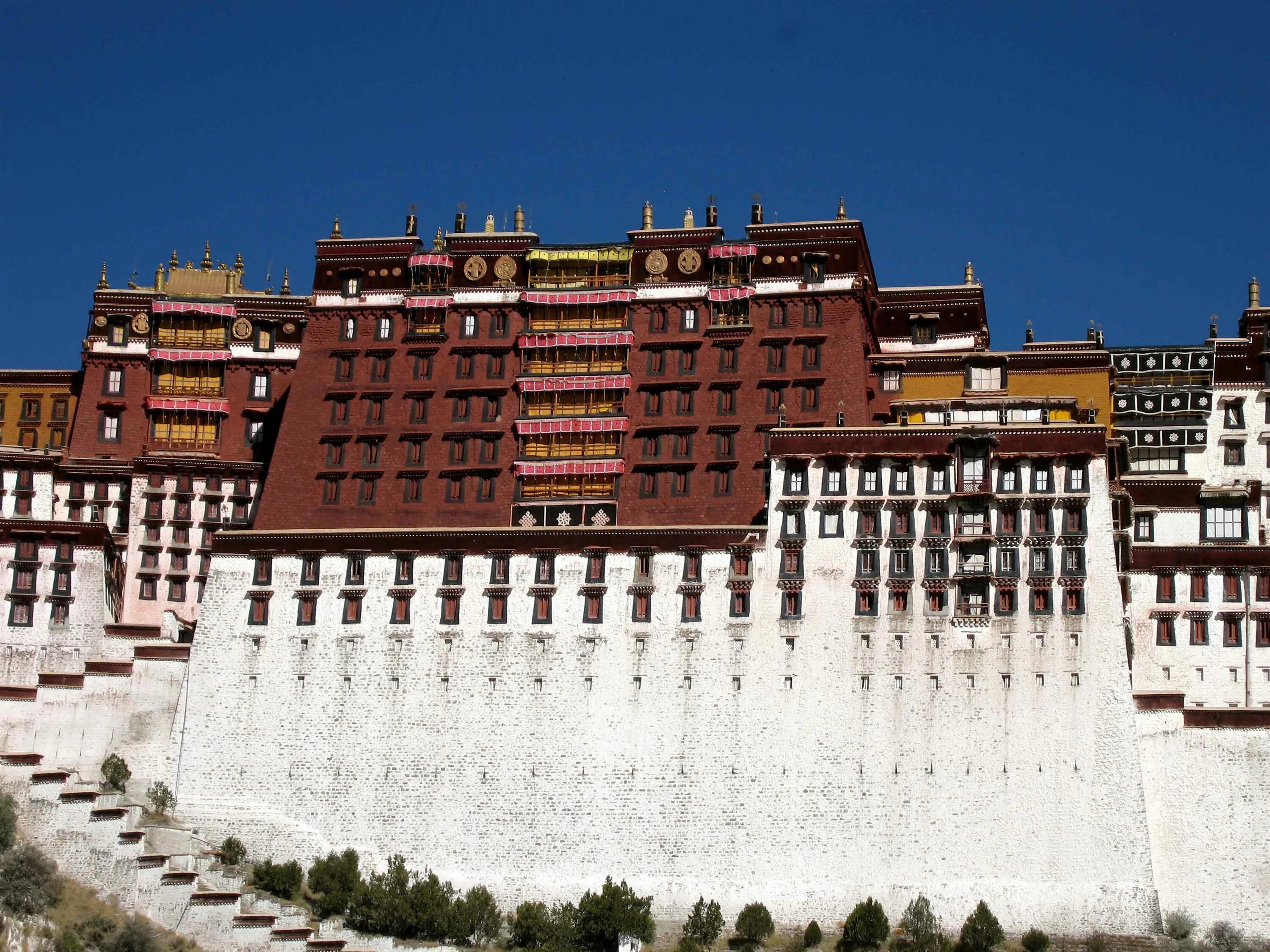Красный дворец. Дворец Потала в Лхасе. Дворец Далай ламы в Тибете. Дворец Потала Тибет. Тибет город Лхаса дворец Далай ламы.