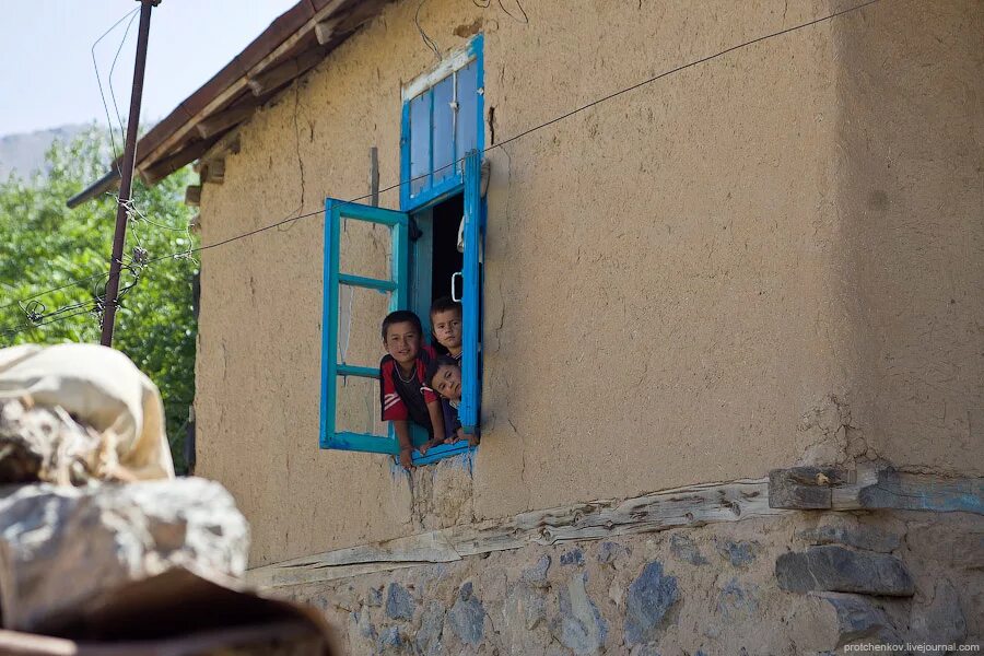 Погода огилаки поен. Деревни и кишлаки в Таджикистане. Узбекистан деревня кишлак. Таджикистан кишлак дом. Узбекский дом в кишлаке.