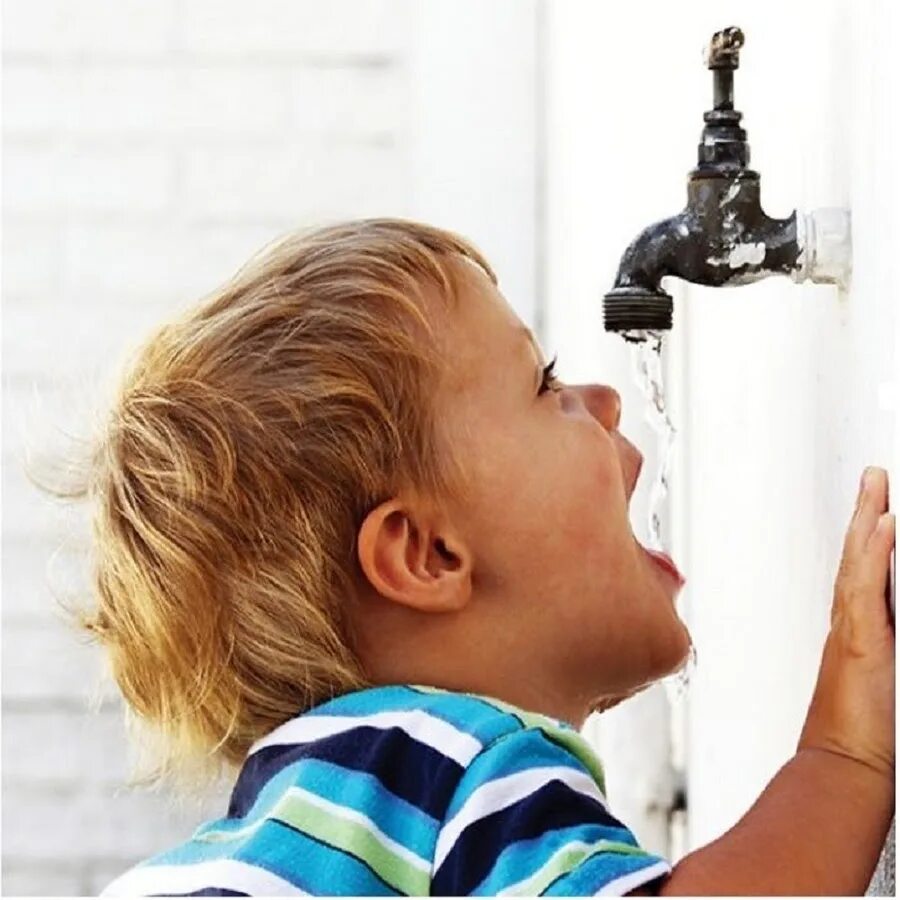 Жадно пьют воду. Дети воды. Вода из крана. Чистая вода из крана. Ребенок пьет воду.