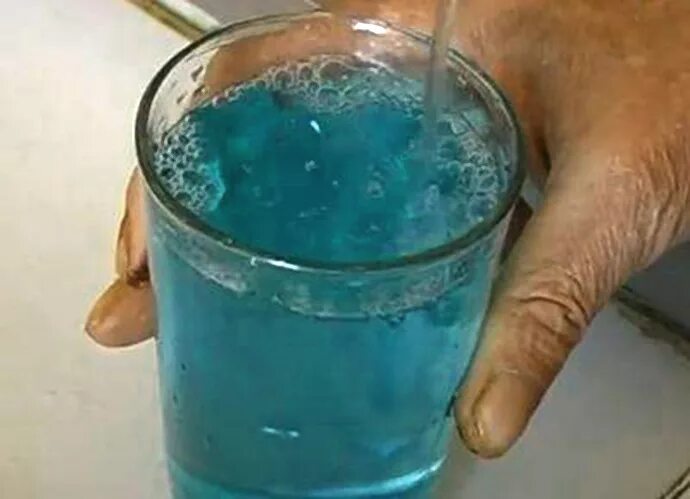 Синяя вода из крана. Синий цвет воды. Голубая вода из крана причины. Вода меняет цвет. Почему вода окрашивается