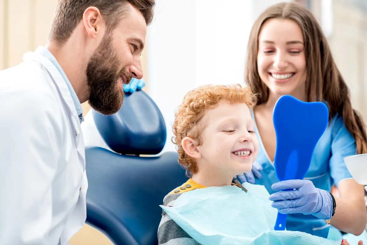 Ребенок у стоматолога. Семья у стоматолога. Стоматология для детей и взрослых. Стоматология дети.