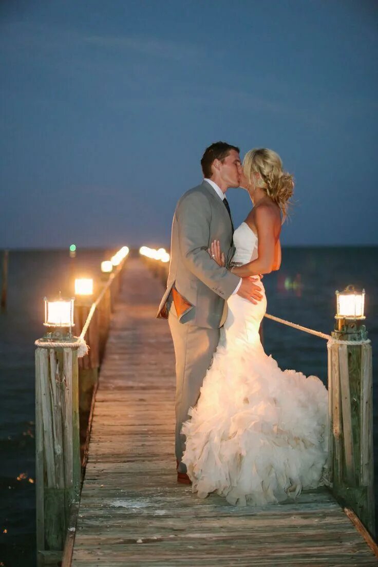 романтичная невеста. жених и невеста за столом. церемонии свадеб на природе нежные и романтичные. романтический свадебный клип. романтическая свадьба в самом разгаре.