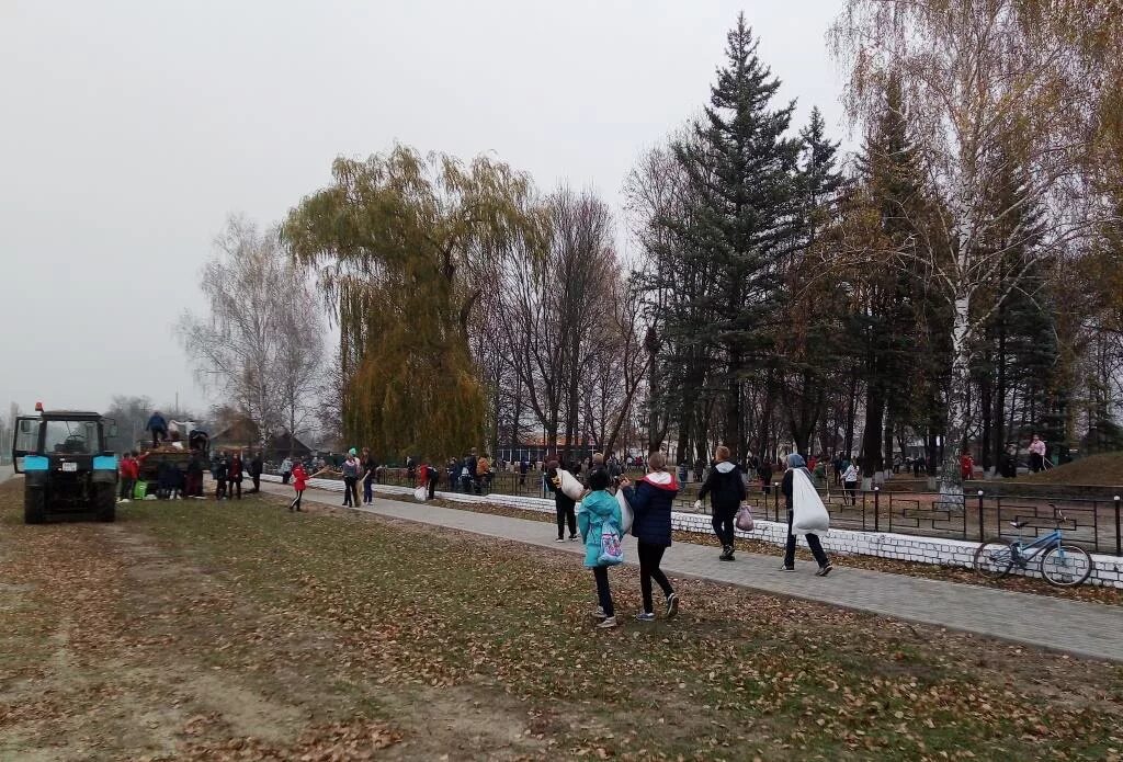 Новости суземки брянской области сегодня последние. Суземка. Парк Суземка. Суземка Брянская область. Площадь Суземка.